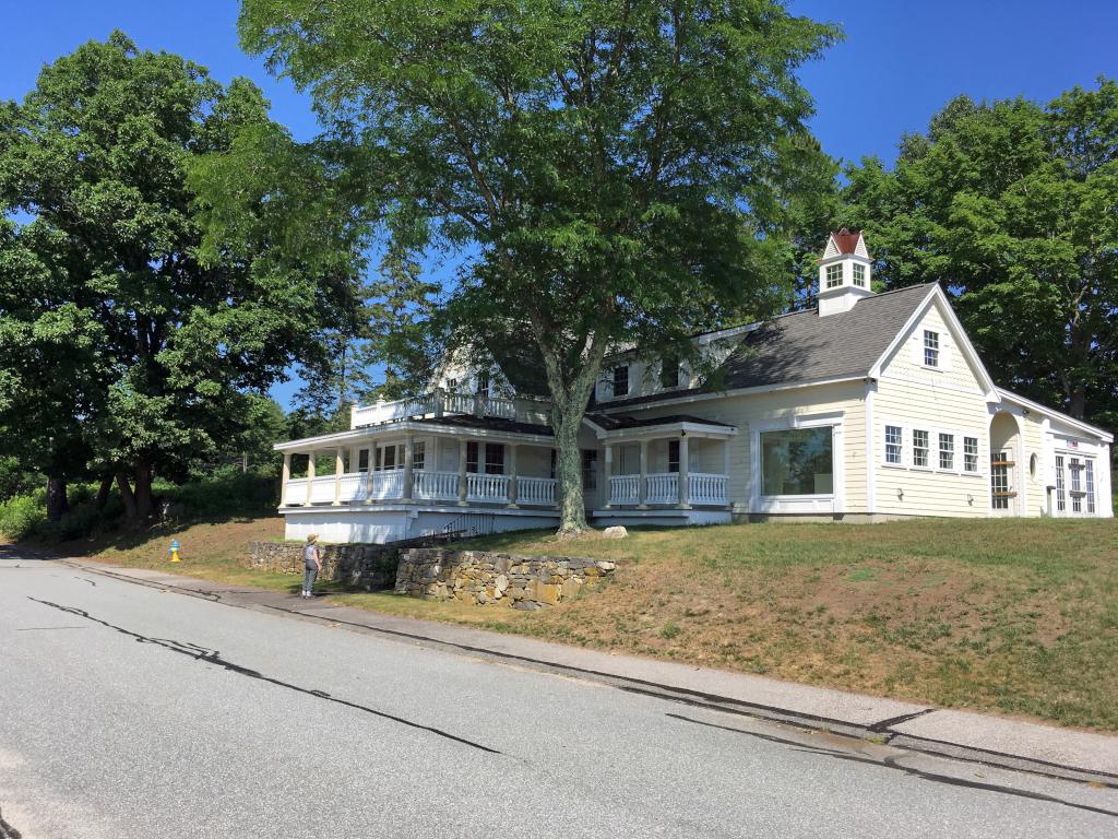 unused building in Maplewood Commerce Center at Southwest Trails in Nashua, New Hampshire